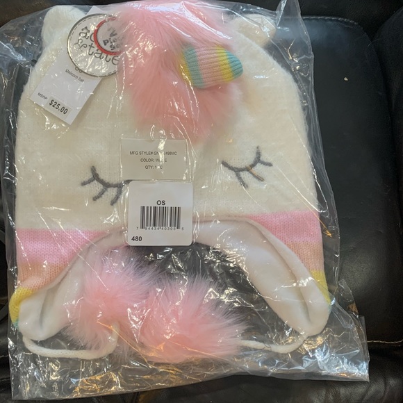 Beautiful unicorn hat and glove set - Picture 3 of 4